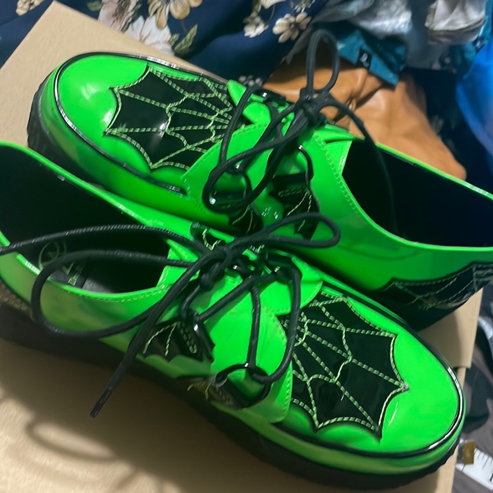 Neon, green creeper